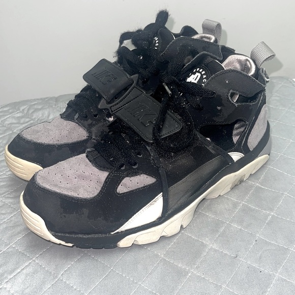 Nike Other - Nike Air Trainer Huarache Black Cool Grey White Size 9 Retro 2010 Used